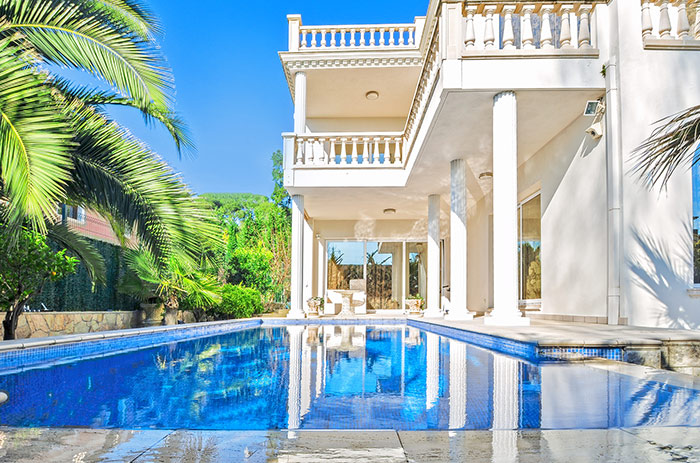 Picture of a High Value Home with Large Pool Picture of a High Value Home with Large Pool